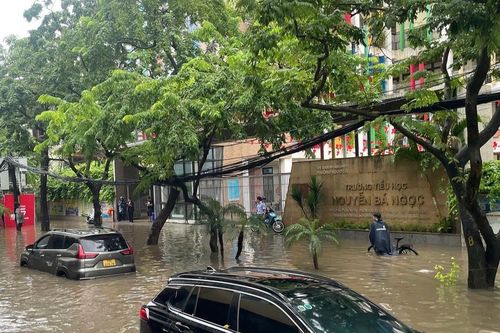 Ứng phó linh hoạt của thầy cô Hà Nội khi đường đến trường bỗng 'hóa thành sông'