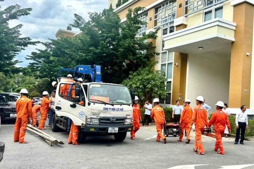 Hơn 200 công nhân, kỹ sư EVNCPC lên đường hỗ trợ Hà Tĩnh khắc phục lưới điện sau bão số 5