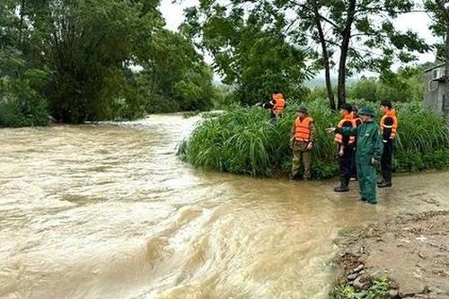Tuyên Quang: Một người dân bị lũ cuốn khi qua cầu tràn