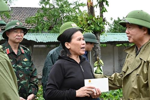Phó Thủ tướng Trần Hồng Hà thăm hỏi, động viên người dân Hà Tĩnh sau bão số 5