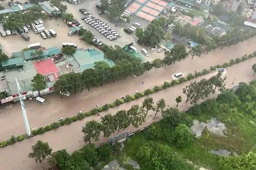 Mưa kéo dài, nhiều đường Hà Nội thành 'sông'