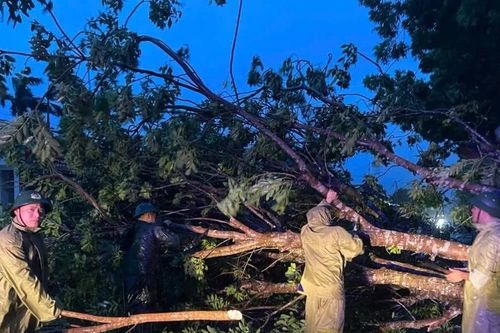 Hàng nghìn chiến sĩ công an xuyên đêm khắc phục sau bão số 5