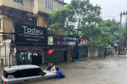 Hà Nội thành sông, giao thông tê liệt, người dân vẫn loay hoay tìm 'lối thoát'