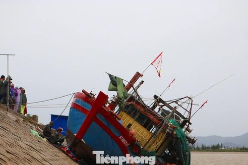Hàng chục tàu thuyền bị vùi nát, sóng đánh chìm do bão số 5