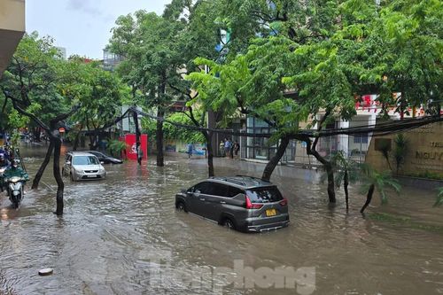 Xe chết máy vì mưa ngập, gần trưa phụ huynh vẫn loay hoay tìm cách đưa con tới trường