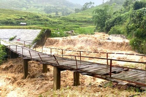 Hoàn lưu bão số 5 gây lũ lớn, làm một người chết, hư hỏng hơn 700 ngôi nhà tại Lào Cai