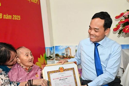 Tân Bí thư Thành ủy TPHCM Trần Lưu Quang trao Huy hiệu 80 năm tuổi Đảng tặng đảng viên 100 tuổi