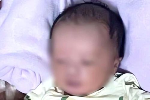 Bé trai sơ sinh chưa rụng rốn bị bỏ rơi trước cổng nhà dân ở Huế