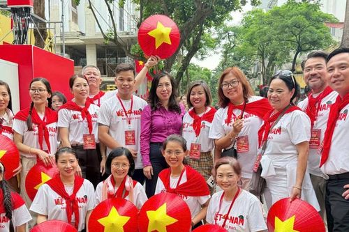 Cảm xúc du học sinh Việt những ngày đất nước rợp cờ hoa