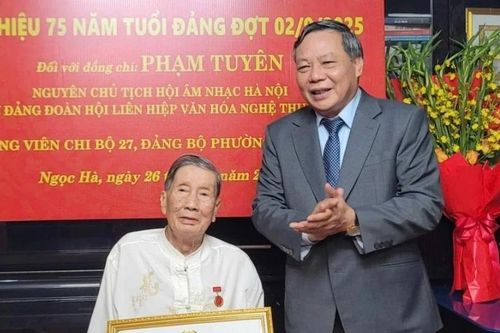 Lãnh đạo Thành ủy Hà Nội trao Huy hiệu 75 năm tuổi Đảng tặng nhạc sĩ Phạm Tuyên