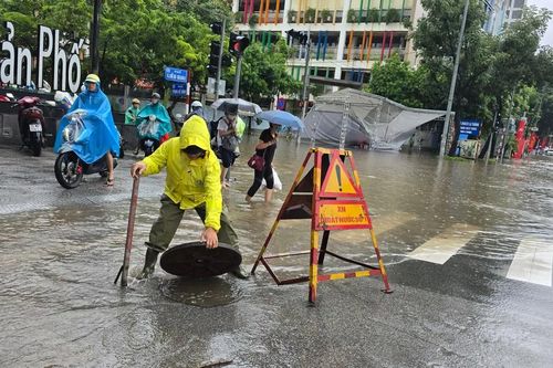 Hà Nội: Nhiều sông ngoại thành nước dâng nhanh, phát lệnh báo động lũ