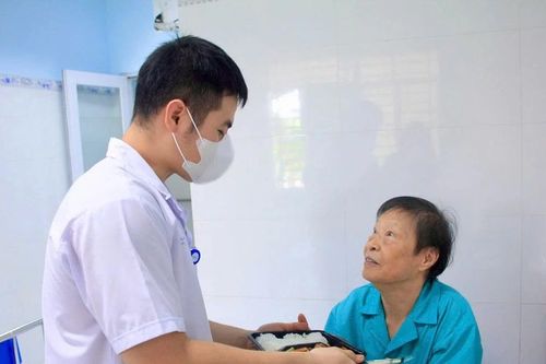 Nơi bệnh nhân được phục vụ cơm miễn phí tận giường