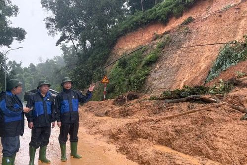 Hà Nội: Nhiều điểm bị sạt lở, dân vùng lũ sẵn sàng di tản