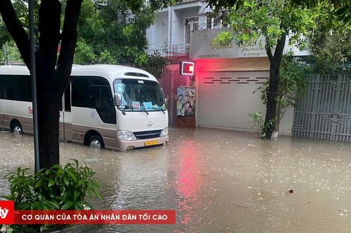 Hà Nội mưa lớn, nhiều tuyến phố ngập sâu