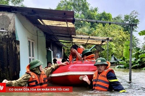 Lũ ập xuống bất ngờ, 6 hộ dân bị cô lập