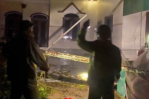 Mẹ và 3 con trú trong nhà tắm, òa khóc khi bão số 5 giật bay mái tôn