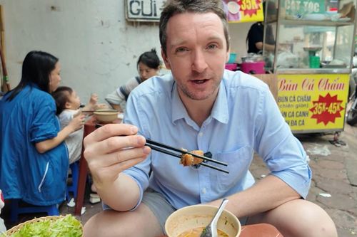 Món ăn Hà Nội khiến khách Tây mê mẩn, phải gọi 2 suất cho bõ thèm