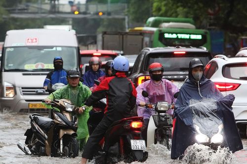 Hà Nội ngập lút nhiều đường, Giám đốc quản lý hạ tầng cảnh báo