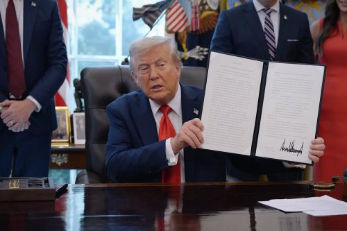 Ông Trump né tranh cãi về việc điều Vệ binh quốc gia Mỹ tới Chicago