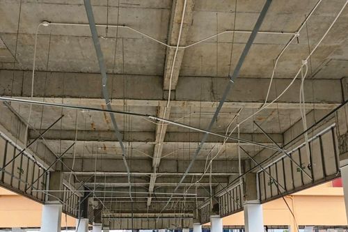 Hàng chục nghìn tấm ốp trần bệnh viện vừa khánh thành bị bão giật bay tả tơi