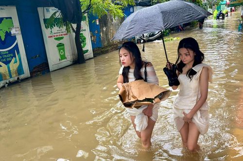 Hà Nội ngập khắp ngả, nữ sinh xắn váy tới trường, khách Tây làm điều thích thú