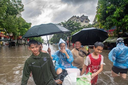 Thuê thuyền vượt ngập đi làm, nữ nhân viên ở Hà Nội: 'Phải chấm công bằng mọi giá'