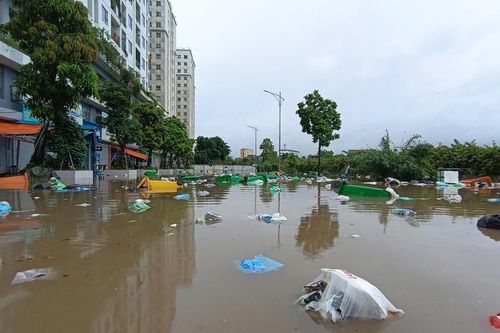 Chung cư ở Hà Nội thành 'ốc đảo' sau mưa lớn, loạt ô tô dưới hầm bị nước bủa vây