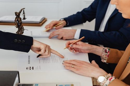 Chồng ngoại tình, tậu nhà và xe cho 'tiểu tam': Vợ có quyền đòi lại?