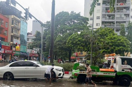 Loạt xe sang tiền tỷ Porsche, Mercedes-Benz 'bất lực' giữa biển nước ở Hà Nội