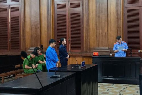 Phạt tù 2 vợ chồng 'gom hàng' bán cả chục tấn hóa chất cho người Trung Quốc