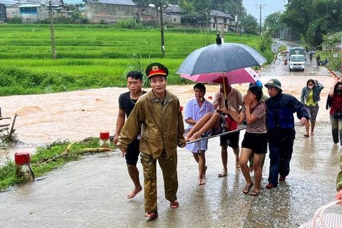 Vượt 40km trong bão lũ đưa sản phụ đến viện sinh con