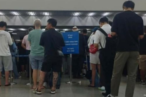 Lỗi hệ thống xuất cảnh, hành khách ùn ứ ở sân bay Tân Sơn Nhất