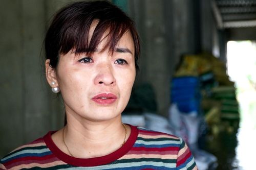 Lũ cuồn cuộn trong đêm, người phụ nữ khóc ngất nhìn tài sản chìm trong biển nước