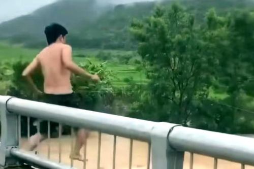 Người đàn ông ở Thanh Hóa bất ngờ nhảy xuống dòng suối chảy xiết
