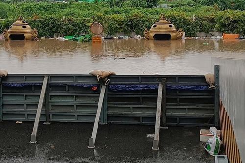 Chung cư, biệt thự triệu đô ở Hà Nội dựng vách chống ngập hầm giữa biển nước