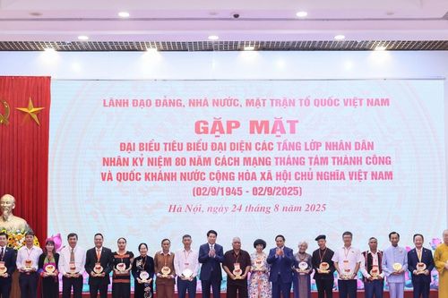 Doanh nhân Đỗ Quang Hiển được vinh danh nhờ cống hiến đặc biệt cho cộng đồng