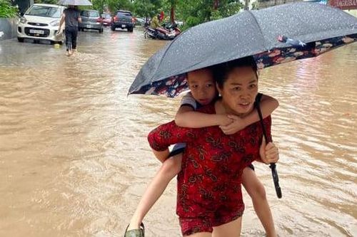 Hà Nội mưa bão cả đêm, đường ngập sâu, xe chết máy