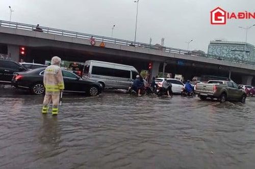 Nước mưa tràn đường, giao thông Hà Nội tê liệt