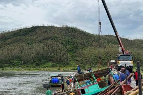 Người dân Hà Tĩnh nỗ lực cứu thuyền bị chìm sau bão số 5