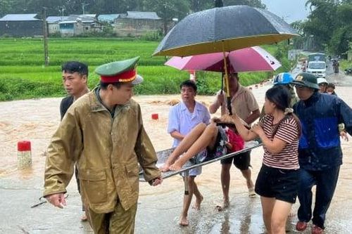Công an xã biên giới ở Thanh Hóa vượt mưa lũ đưa sản phụ đến bệnh viện kịp thời