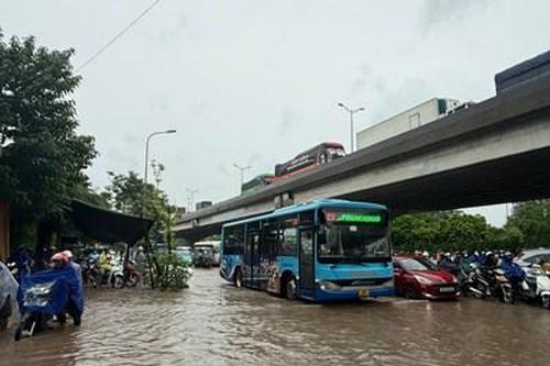 Đường phố Hà Nội ngập sâu nhiều nơi do ảnh hưởng của bão số 5