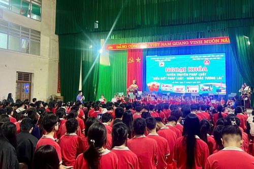 'Hiểu biết pháp luật - Nắm chắc tương lai' thu hút gần 800 học sinh