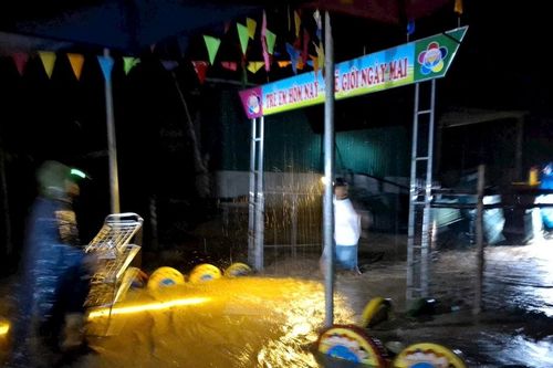 Miền Tây Nghệ An: Lũ lụt, sạt lở nghiêm trọng sau bão số 5, hàng trăm hộ dân phải di dời khẩn cấp
