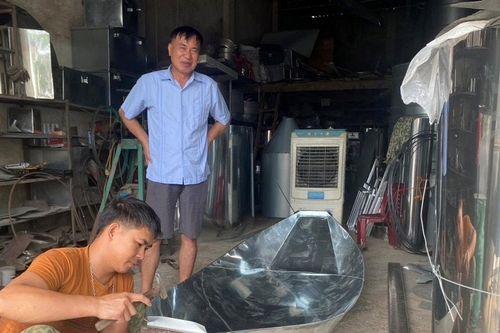 Đắt khách nghề làm thuyền tôn mùa mưa bão ở Nghệ An