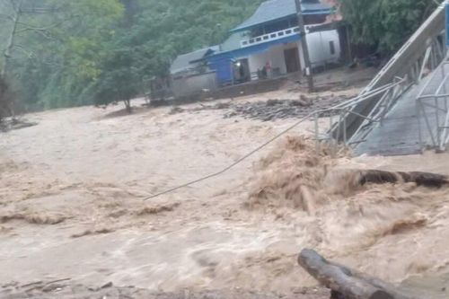 Tiếp tục xảy ra tình trạng sạt lở, ách tắc trên nhiều tuyến đường ở các xã miền Tây Nghệ An sau bão số 5