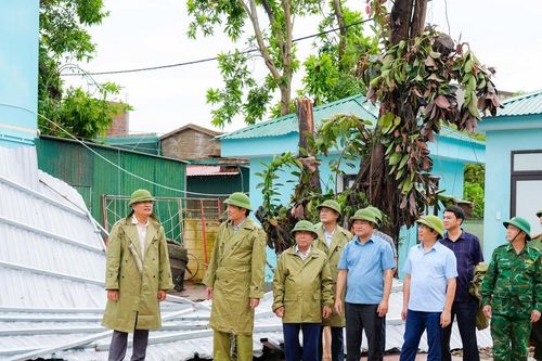 Phó Bí thư Thường trực Tỉnh ủy Nghệ An Hoàng Nghĩa Hiếu kiểm tra, chỉ đạo công tác khắc phục hậu quả bão số 5