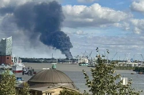 Đức: Nổ bình khí nén gây cháy lớn tại Hamburg, mảnh vỡ văng ra đường cao tốc