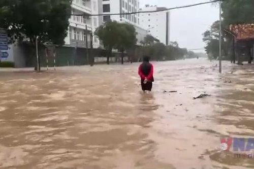 Bão số 5 quần thảo ở Nghệ An, nhiều nơi ngập sâu