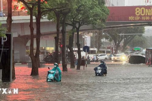 Cận cảnh những tuyến đường ở Hà Nội ngập nặng sau cơn mưa sáng 26/8
