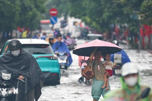 Hà Nội: Nước rút chậm, vẫn còn nhiều điểm ùn tắc do ngập úng